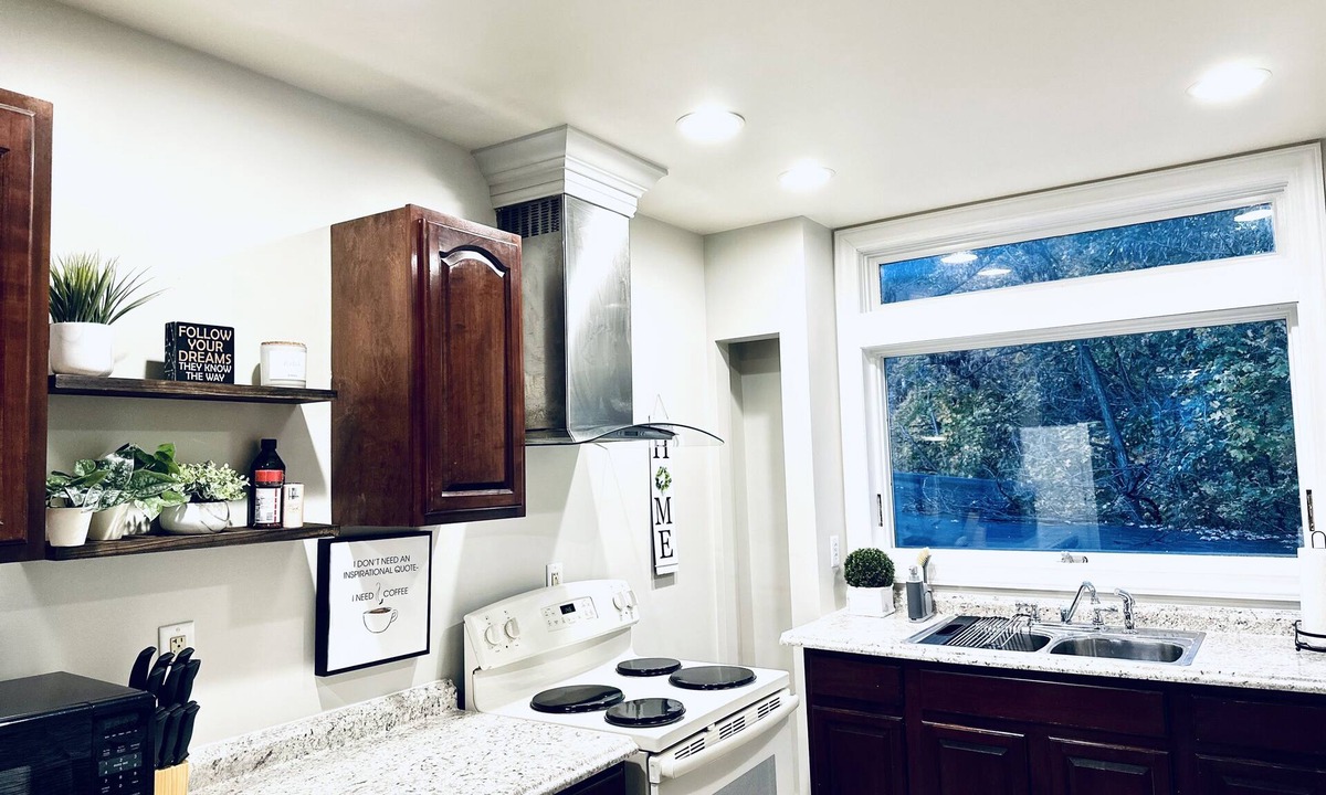 Cumberland Apartment | Charming Mountain View Retreat. Cozy place within walking distance to downtown.
