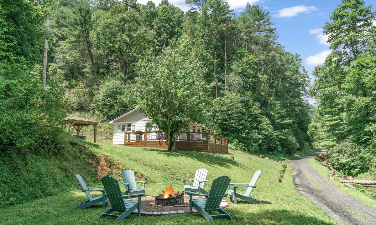 Burnsville House | Charming Mtn Cabin, Hot Tub+Fire Pit, Private, WiFi, Grill, Near Green Mtn Area!