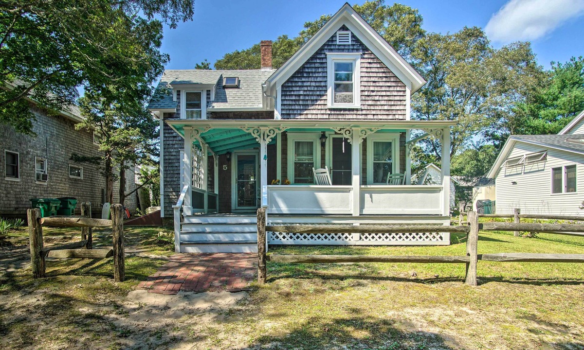 Oak Bluffs Cottage | Charming MV Cottage: Walk to Dtwn Oak Bluffs!