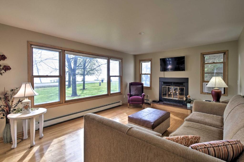 Neenah House | Charming Neenah House w/Porch on Lake Winnebago!