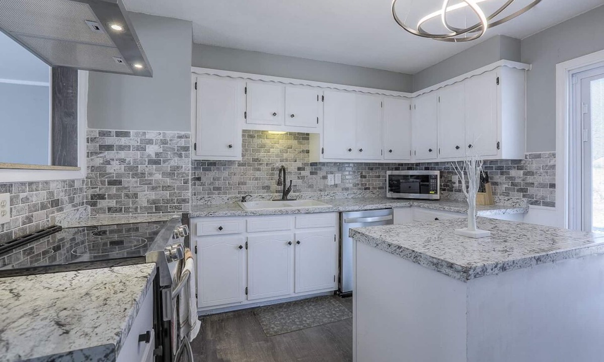 Raytown House | Charming Newly Renovated 3 bedroom Home- close to Major Kansas City attractions
