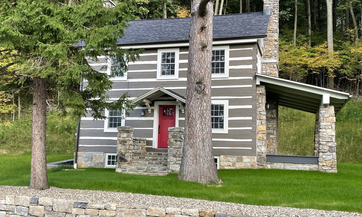 Tyrone House | Charming newly-renovated historic log house near PSU and Spruce Creek