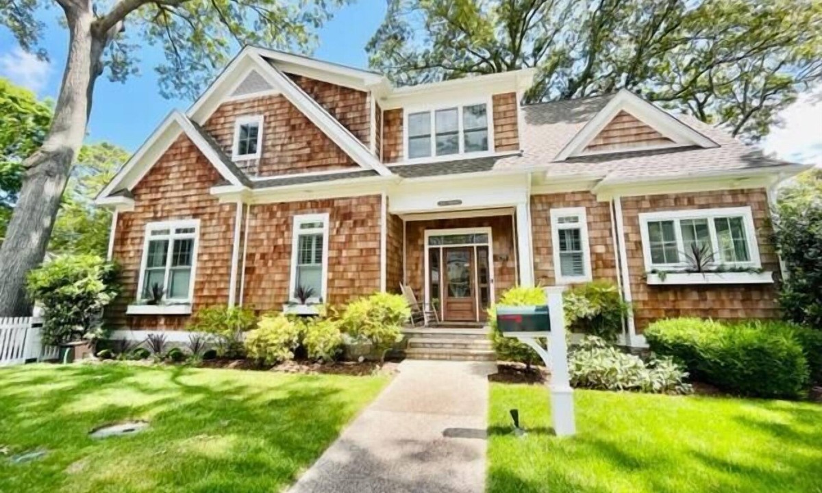 The Pines House | Charming Ocean Block Home in The Pines – Walk to Everything, Private Baths!