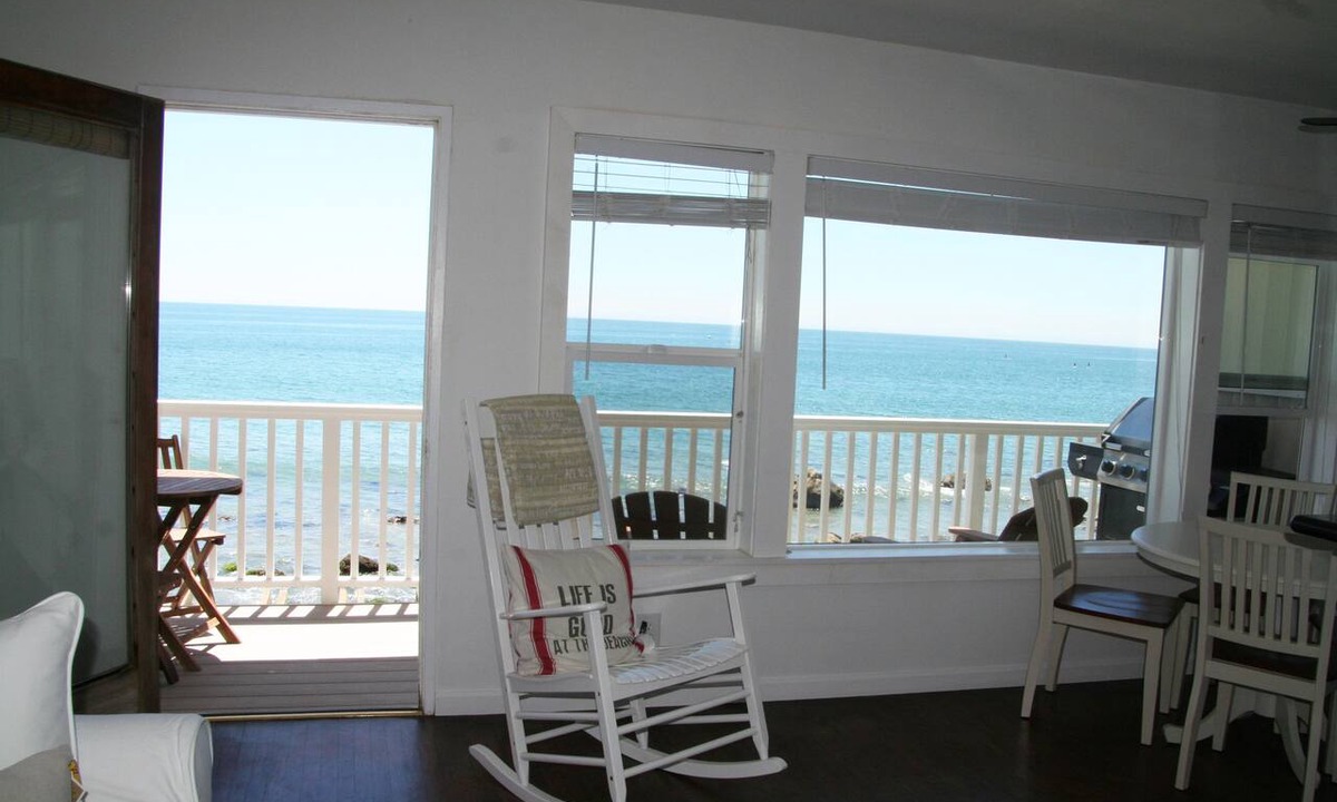 Eastern Malibu Apartment | Charming Oceanfront Get-Away on Sandy Carbon Beach - Stingray