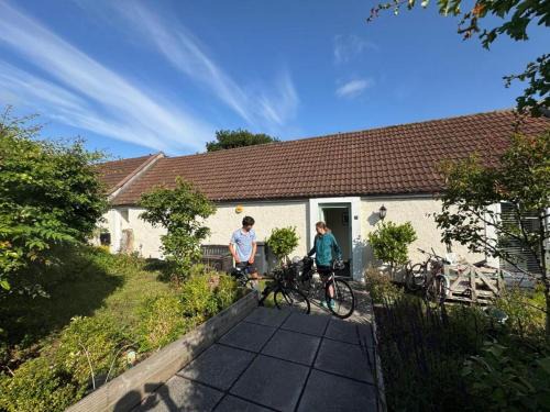 Gilmerton House | Charming Old Cottage for Share, Cosy Double Room with 2 Single Bed