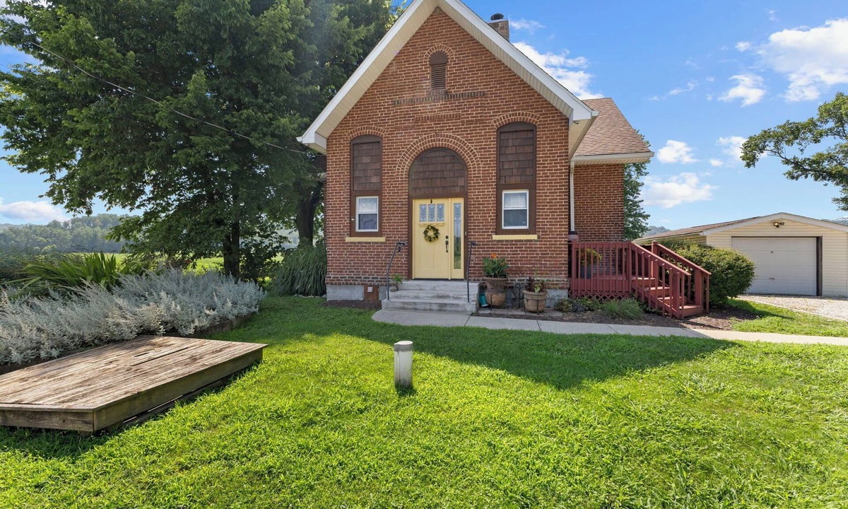 Martinsville House | Charming old schoolhouse in a rural setting between Bloomington and Indianapolis