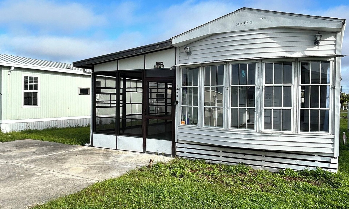 Fort Myers Beach Cottage | Charming one bedroom cottage with AC, WiFi in fantastic Fort Myers Beach