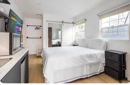 Tarzana House | Charming one bed one bath privet studio