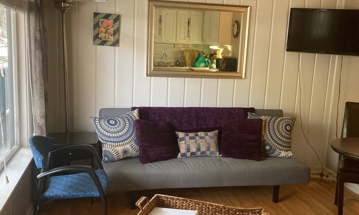 Klickitat Apartment | Charming One Bedroom Apartment In Town