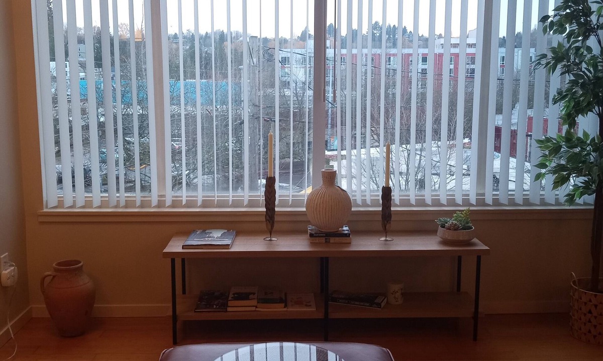 Columbia City Apartment | Charming pet friendly apartment close to cafes and park in delightful Seattle
