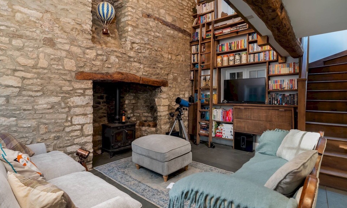 South Leigh House | Charming Pet-Friendly Family Cottage in Eynsham - Pass the Keys