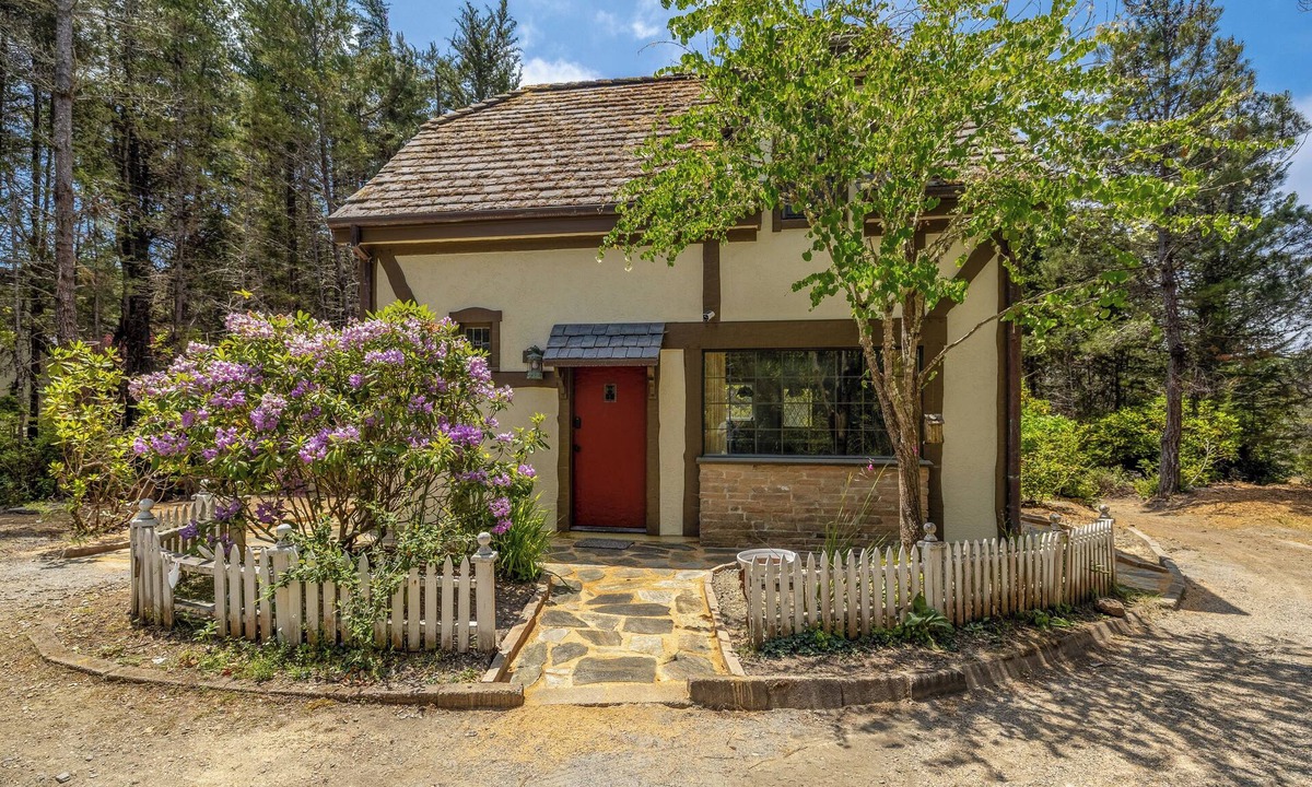 Mendocino Cottage | Charming Pet-Friendly Cottage in Beautiful Coastal Mendocino with Wi-Fi