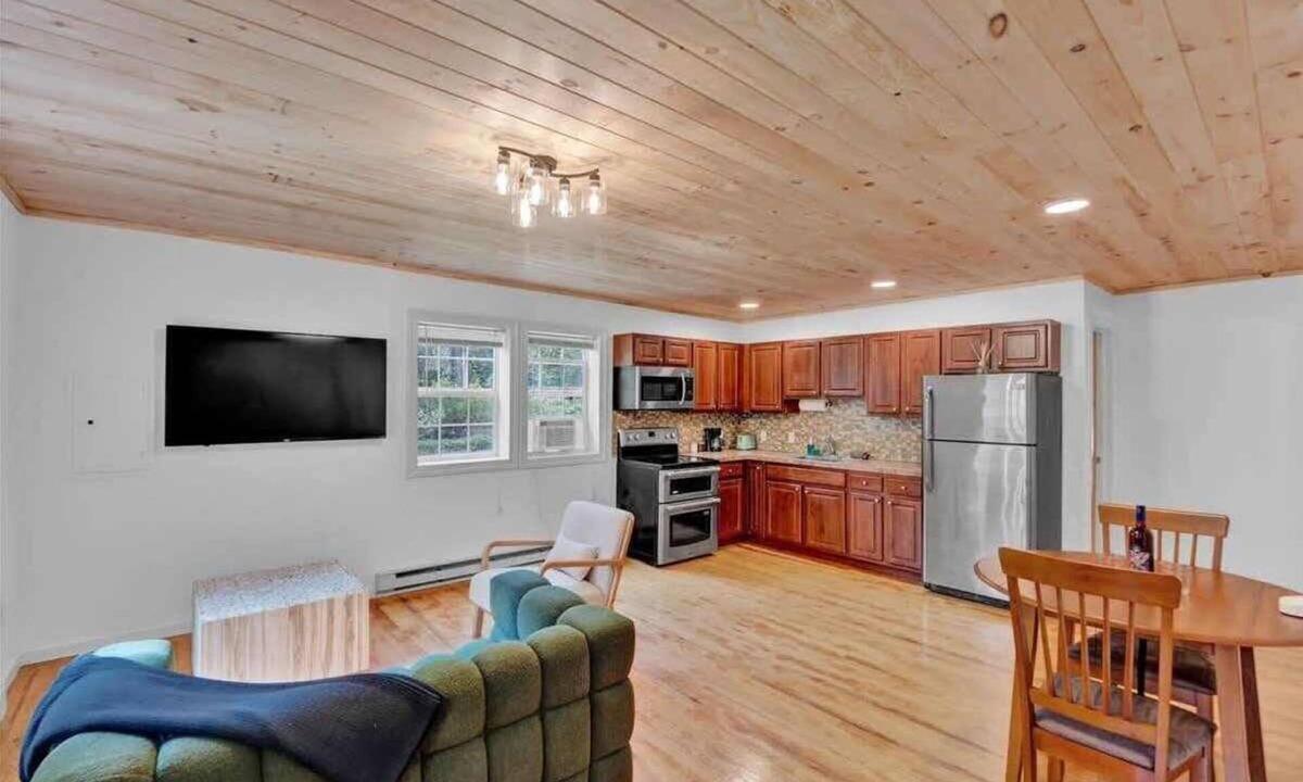 Canadensis Apartment | Charming Pocono Boutique | Firepits | Pickleball