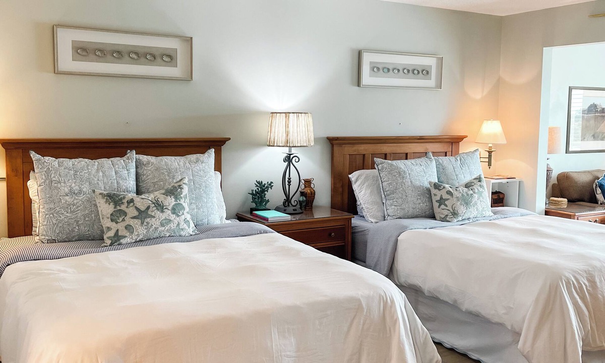 Saint Simons Island Hotel | Charming~private hotel room in serene St. Simons Island overlooking a pond