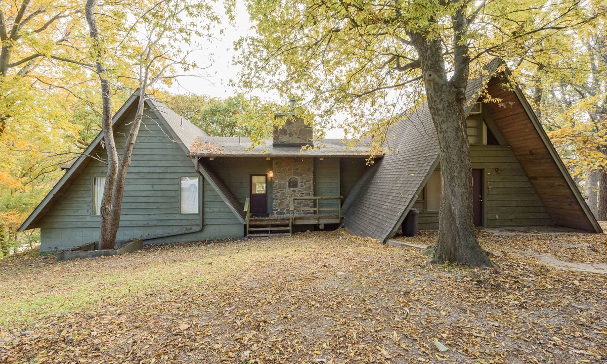 Vinita House | Charming, Private and Fully Furnished Lake Home on Grand Lake