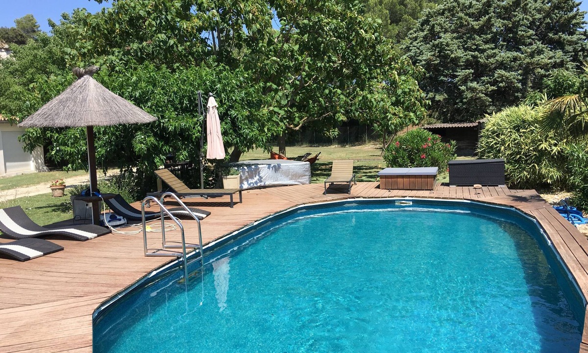 Merindol House | Charming property with swimming pool and SPA in a quiet location