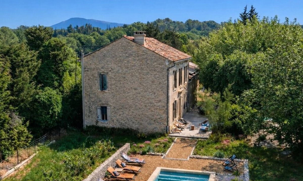 Loriol-du-Comtat House | Charming Provencal farmhouse with swimming pool and jacuzzi sleeps up to 8 🌿☀️