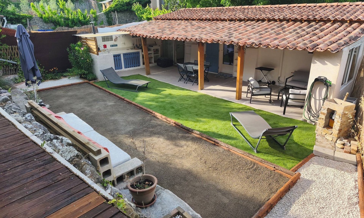 Mezel Cottage | Charming Provencal country house in the heart of the Alps de Haute Provence 3*.