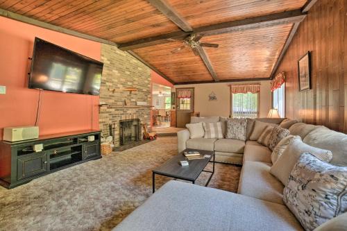 Westford House | Charming Pymatuning Lake House Near Park & Beach