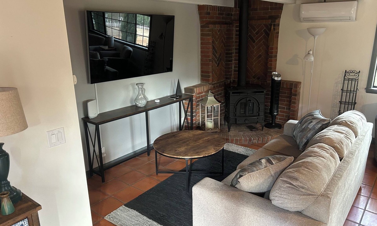Fallbrook Cottage | Charming, quiet cottage in brilliant Fallbrook with AC, WiFi, private, Smart TV.