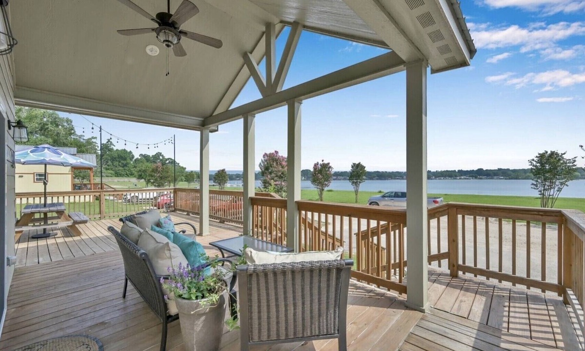 Willis Cottage | Charming, quiet, sun filled, lakefront