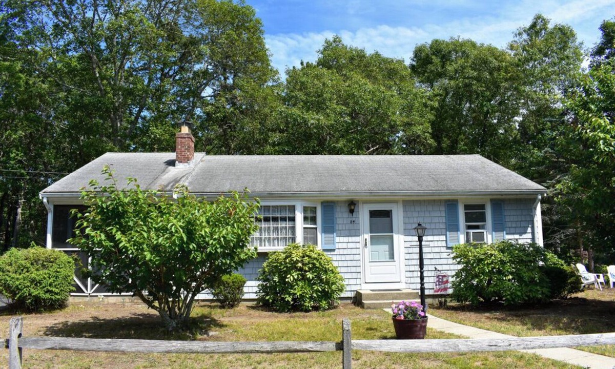 Dennis Port House | Charming Ranch Home with Screened-In Porch Near Haigis Beach