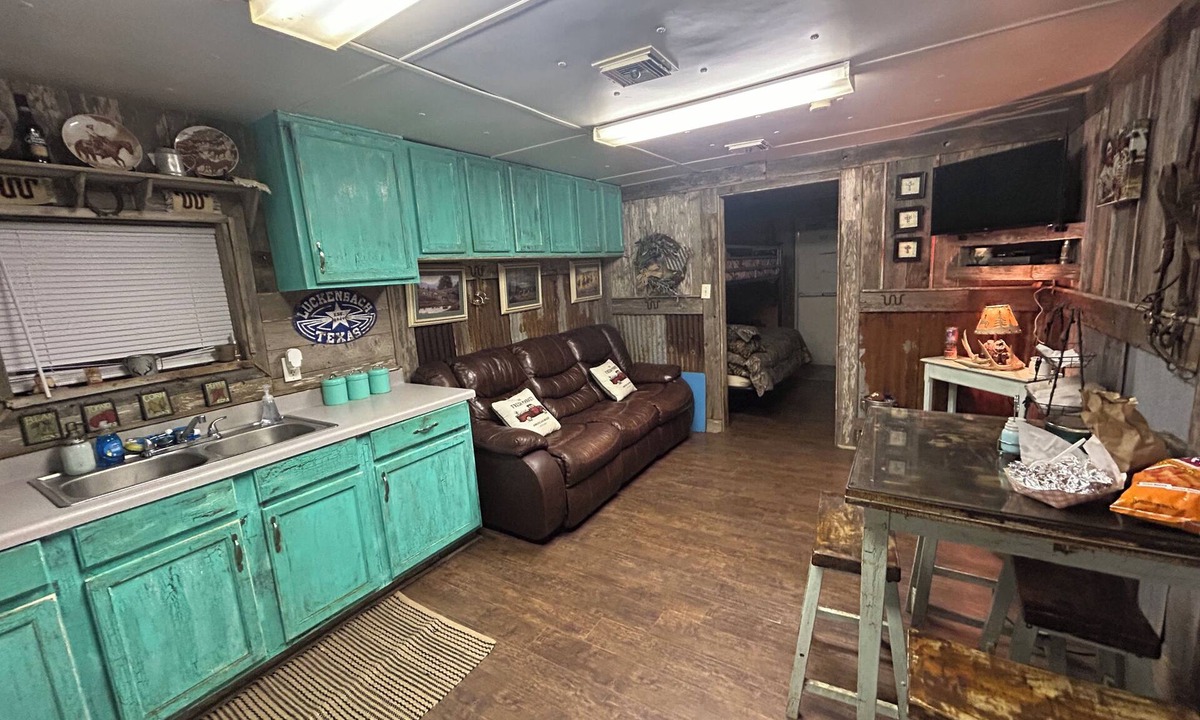 Duval County House | Charming Ranch Retreat: Cozy 2-Bedroom Sleeps 9!
