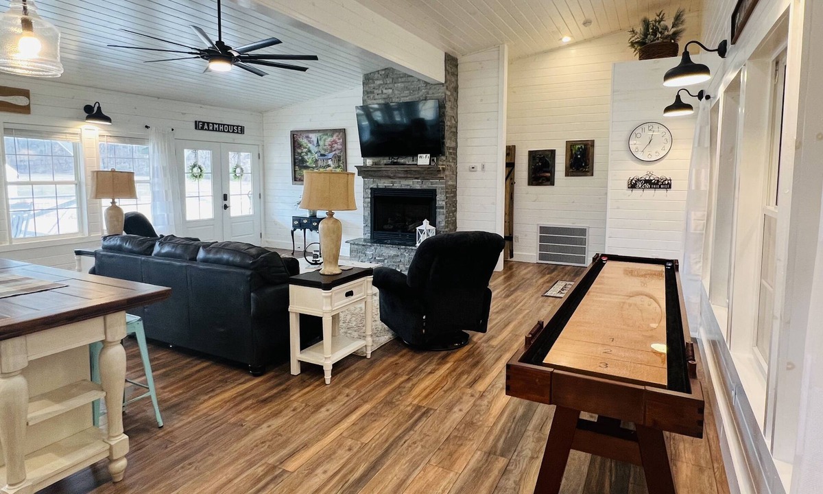 Sevierville House | Charming Red Barn-Unique Couples Getaway-Fire Pit-Mountain View