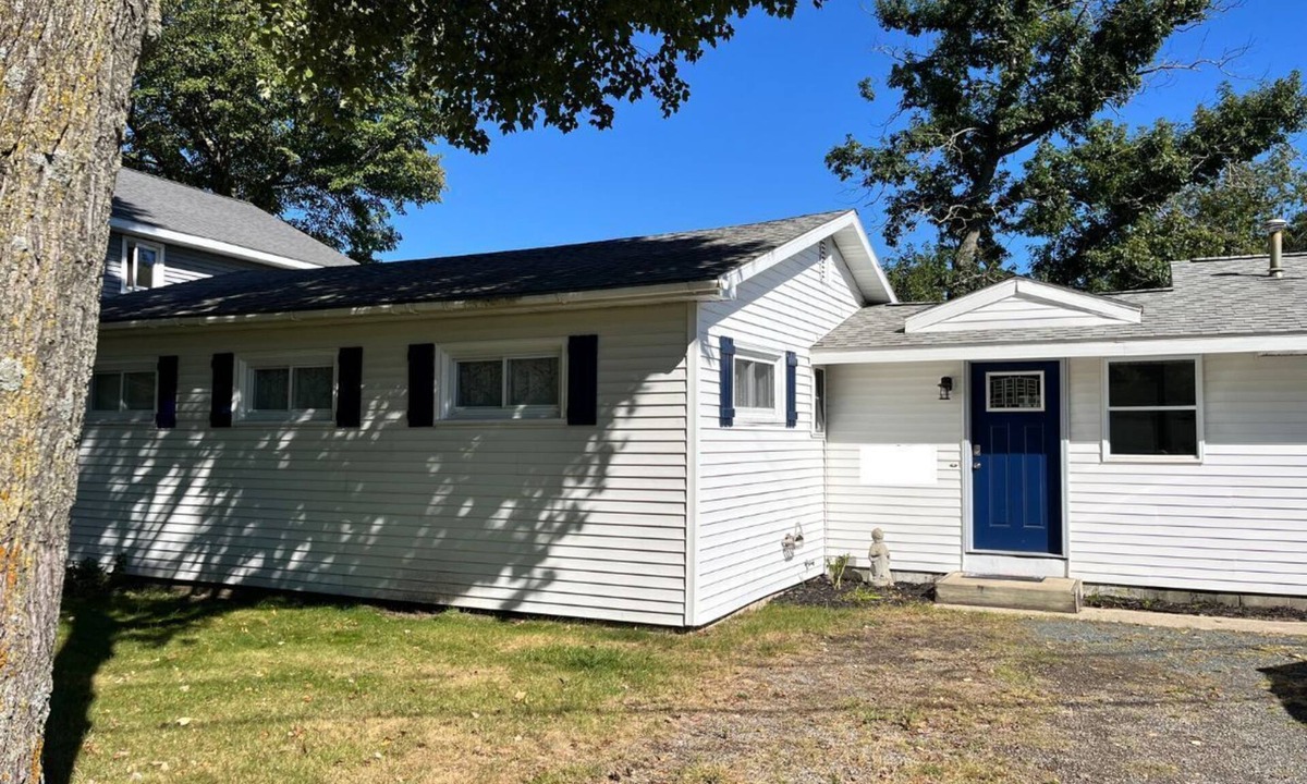 Pentwater House | Charming Retreat on Bass Lake five minutes from Lake Michigan and Winery