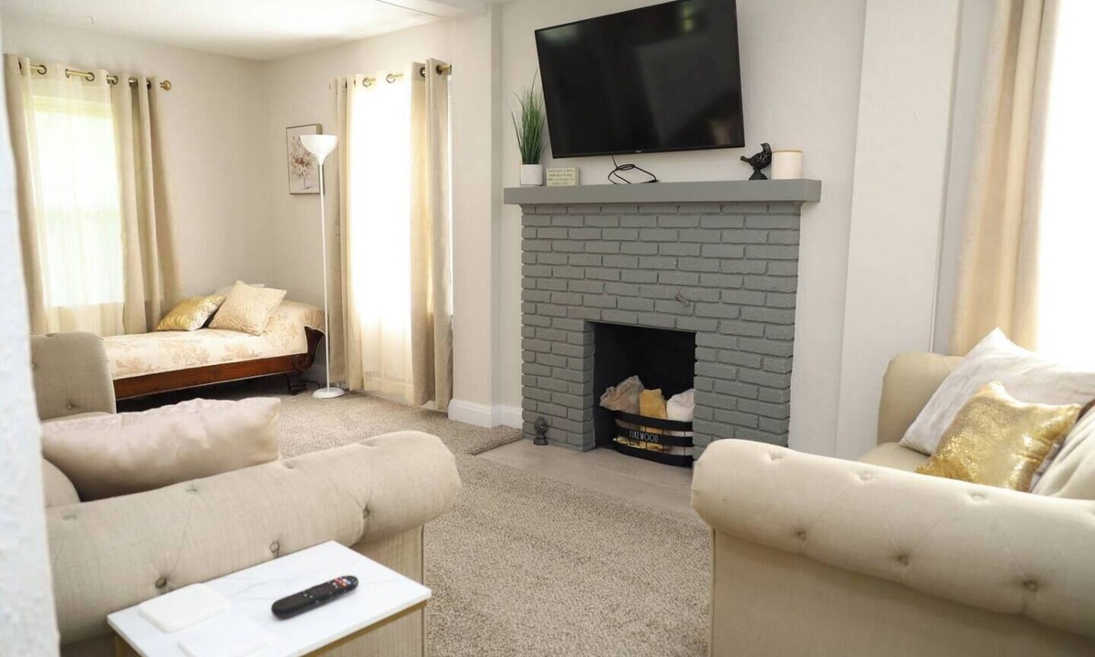South Bend House | Charming Retreat on Quiet Street, close to Notre Dame and DTSB