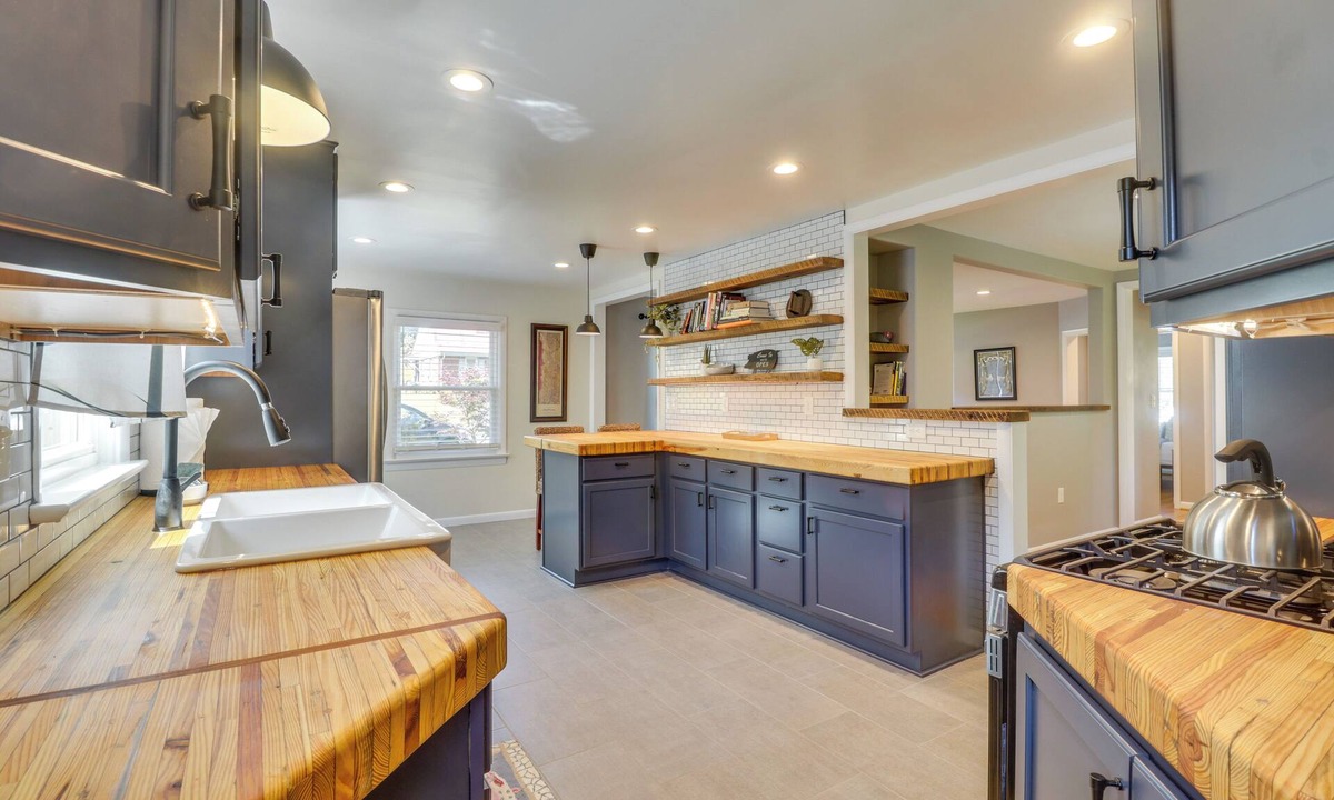 Fry's Spring Cottage | Charming Retreat in Charlottesville w/Deck!