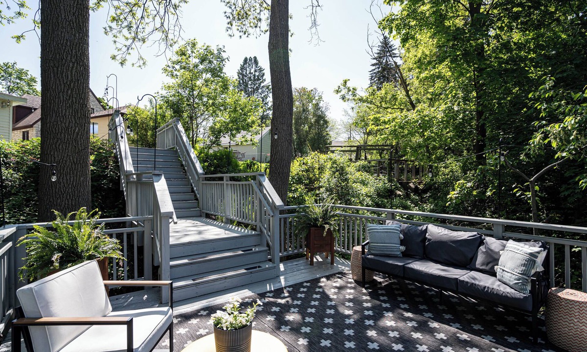 Milwaukee House | Charming Riverfront Home l 4 BR l King Beds I Free Parking I Outdoor Haven