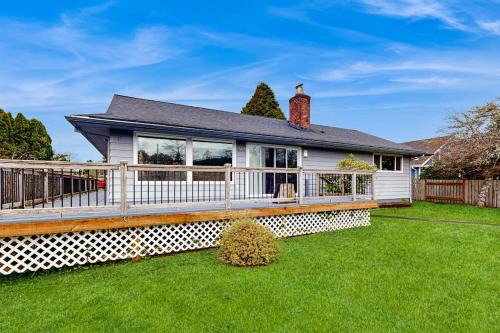 Seaside House | Charming riverfront home with deck WiFi streaming W&D - 7 blocks to the beach