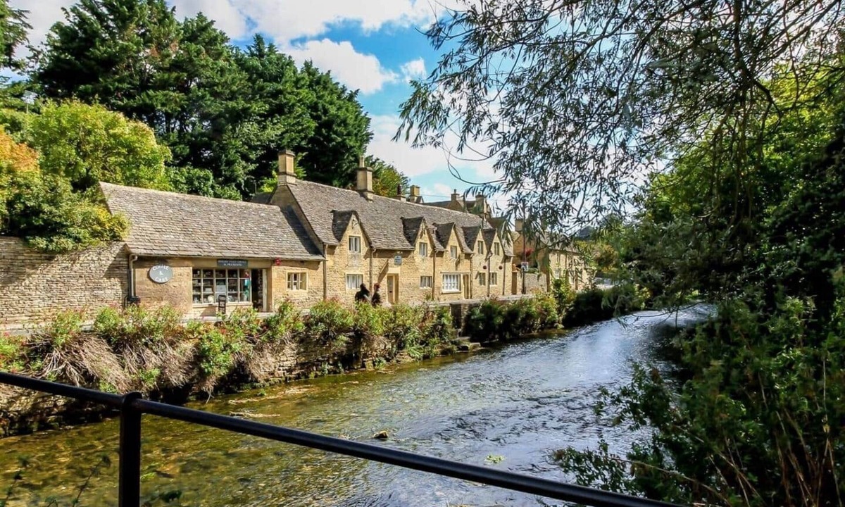 Bibury House | Charming riverside cottage. Opposite the famous Arlington Row!