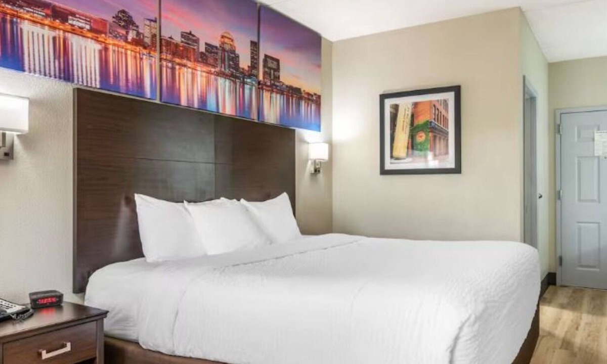 Jeffersontown Hotel | Charming Room near Louisville Zoo | Free Parking, Breakfast & Indoor Heated Pool