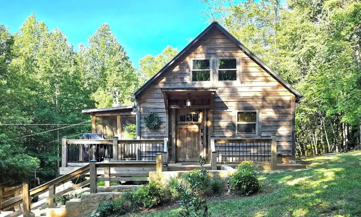 Dahlonega Cabin | Charming rustic cabin with loft bed, fire pit and creek in beautiful Dahlonega