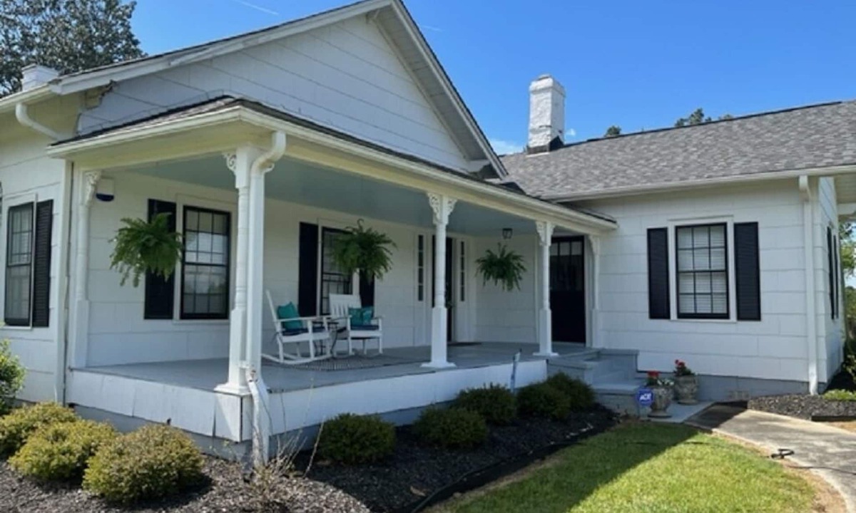 Saluda House | Charming, rustic Farmhouse. 2 mi. from Tin Roof Farms Venue. 39 mi. to Masters.