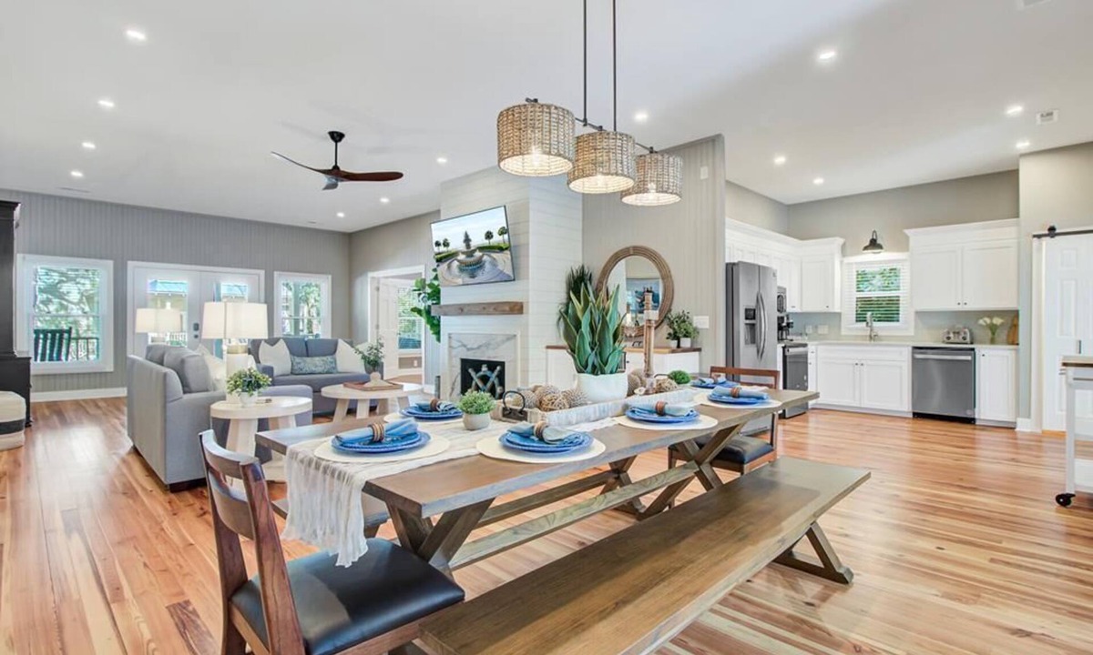Isle of Palms House | Charming Seaside Cottage | Walk to Beach, Pools & Grand Pavilion