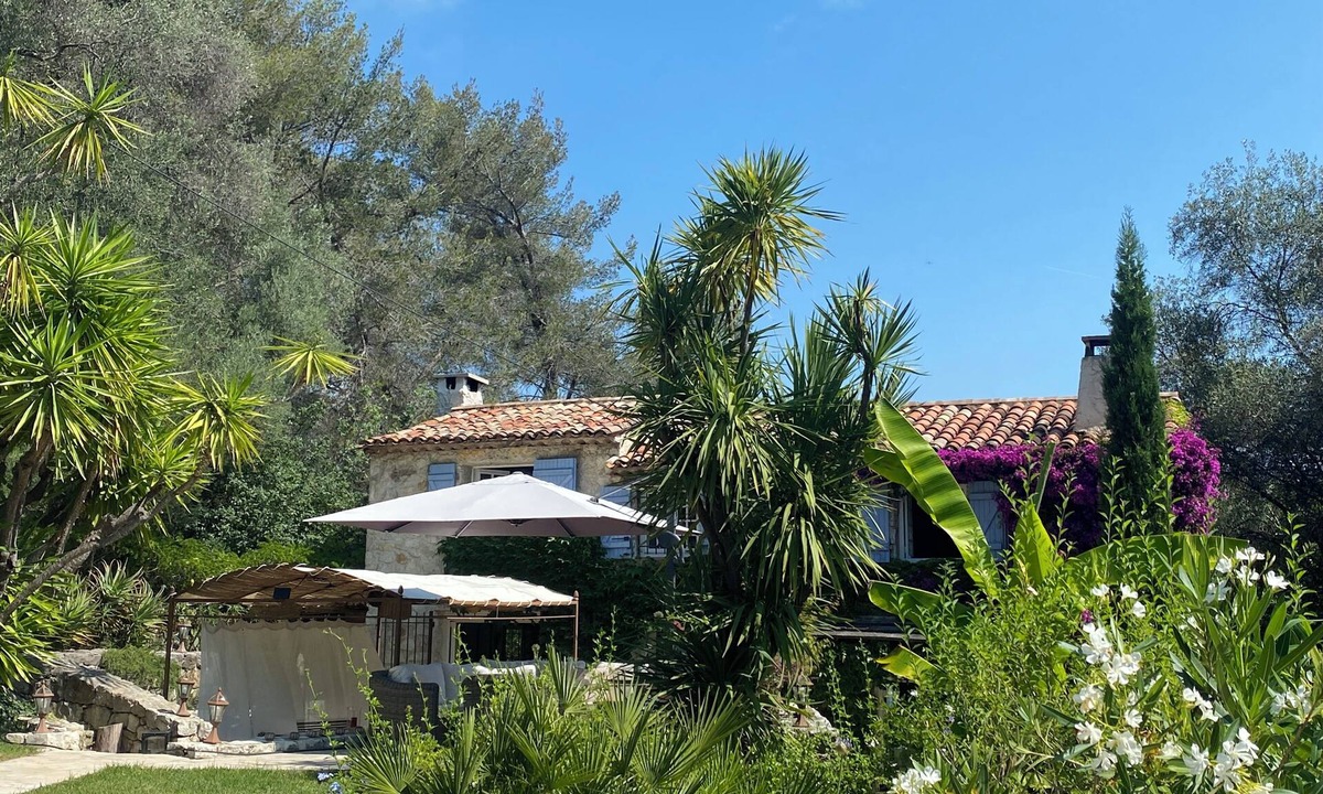 Les Maillans House | Charming sheepfold and outbuildings/pool 2 steps from the sea. Pets allowed