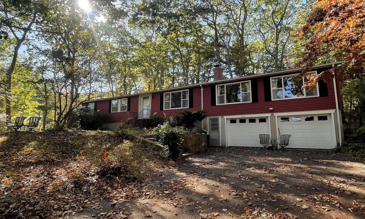 Cape Neddick House | Charming Shore Road retreat in Cape Neddick! Minutes from Ogunquit and York beaches, this cozy, well-loved home offers an authentic seaside stay with easy access to Marginal Way, Nubble Lighthouse, and Maine’s best coastal dining.