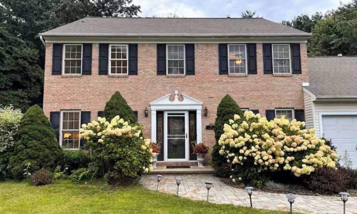 Newtonville House | Charming single family house in a beautiful, quiet, and safe area.