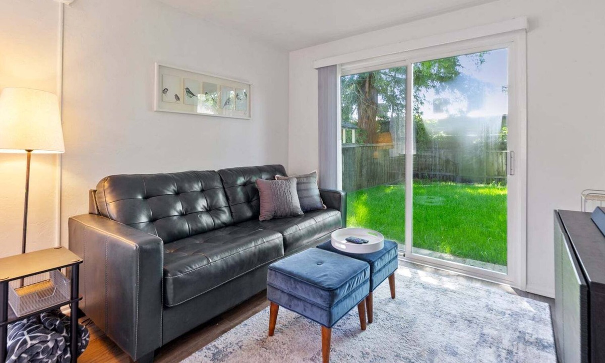 Market District Apartment | Charming Snug Spot 70 in Eugene, ideal for 2, steps from downtown and Autzen.