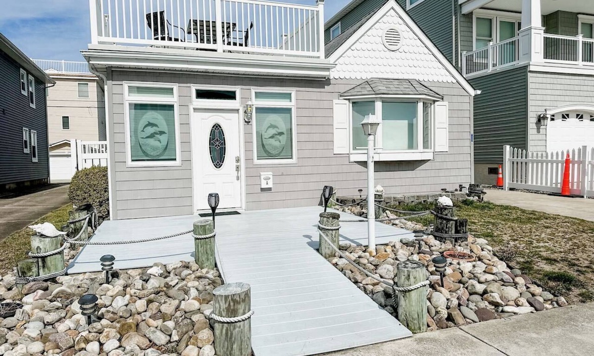 Southend House | Charming South End ~ Steps to the Ocean ~ Rooftop Deck
