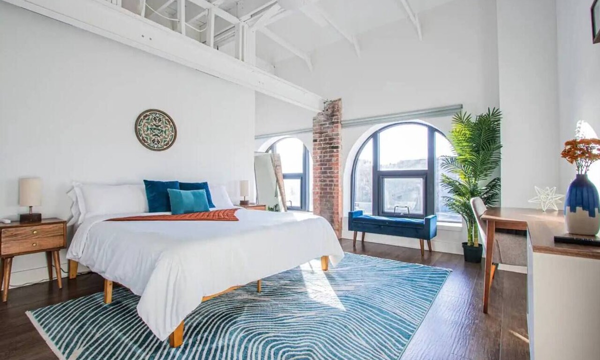 Southmoreland Condo | Charming Space with Parking/King Bed/Street Car