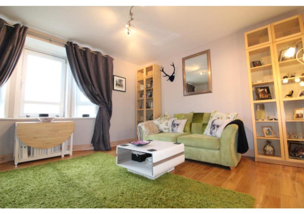 Restalrig Apartment | Charming, Spacious 1BR Flat for 4 in Edinburgh