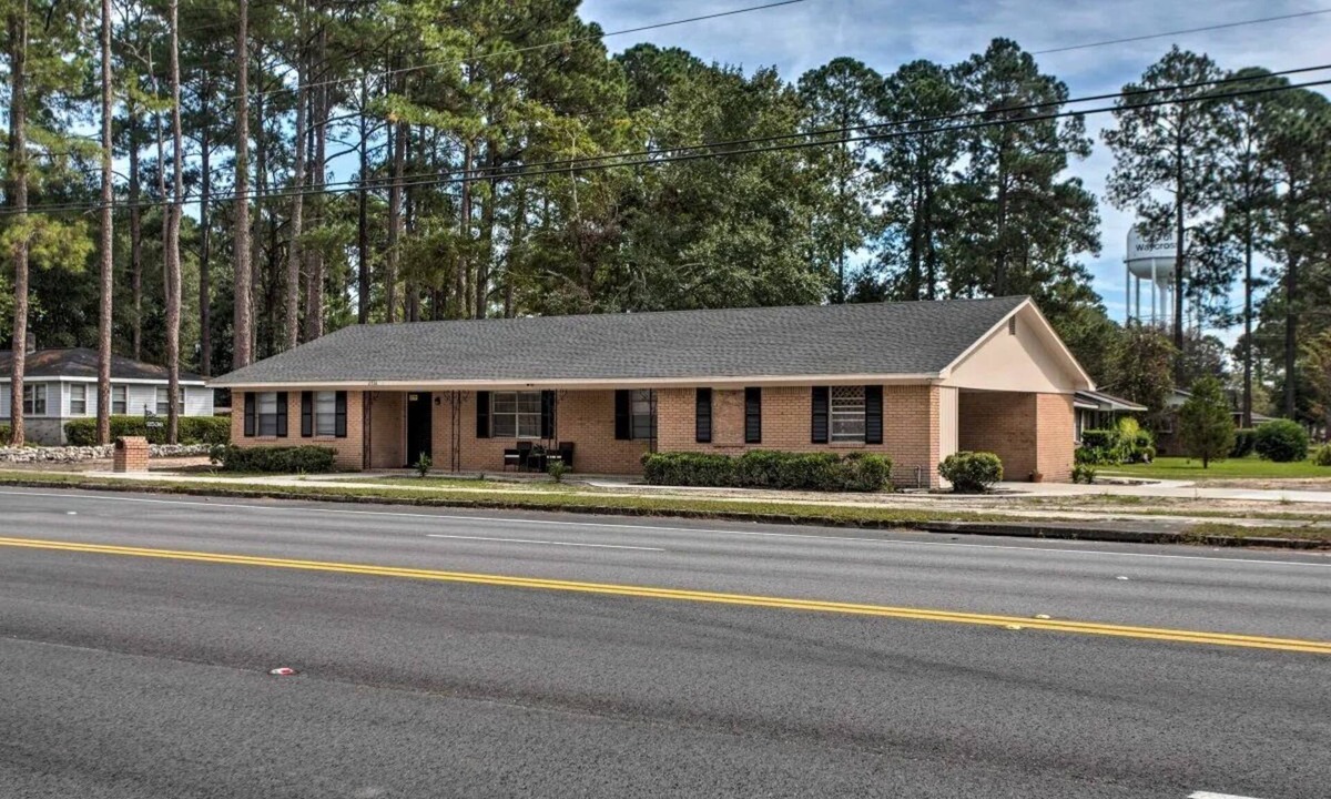 Waycross House | Charming/spacious 2536 Tebeau St Getaway; 1.2 miles down town