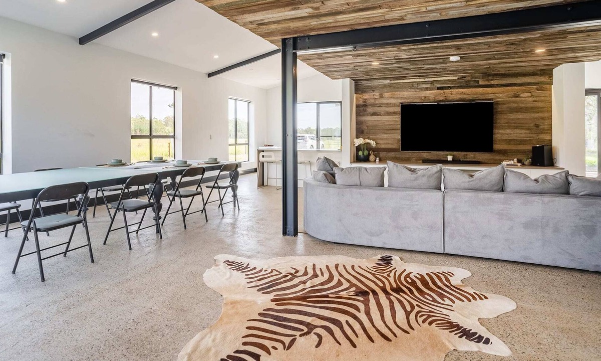 Pitt Town House | Charming & Spacious 4BR Retreat
