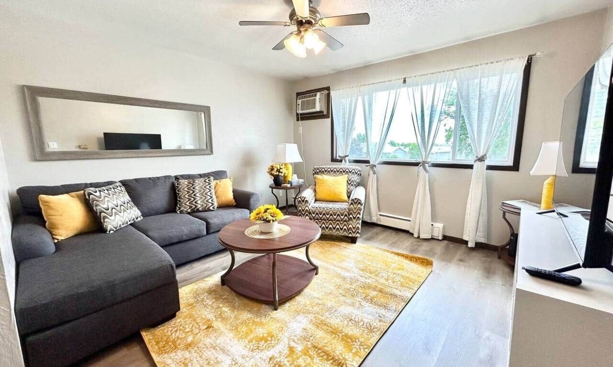 Marion Apartment | Charming & Spacious Apartment with Deck