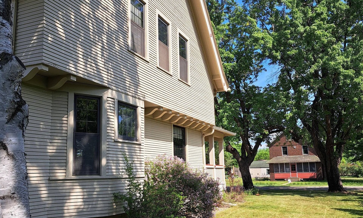 Pine River House | Charming, Spacious Craftsman in Lakes Country! Short walk to beach/park/food