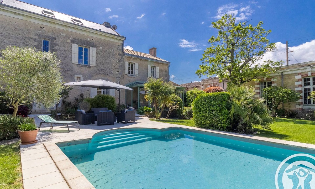 Saint-Georges-sur-Layon Bed & Breakfast | Charming Stay with Pool in Loire Valley's Wine Region